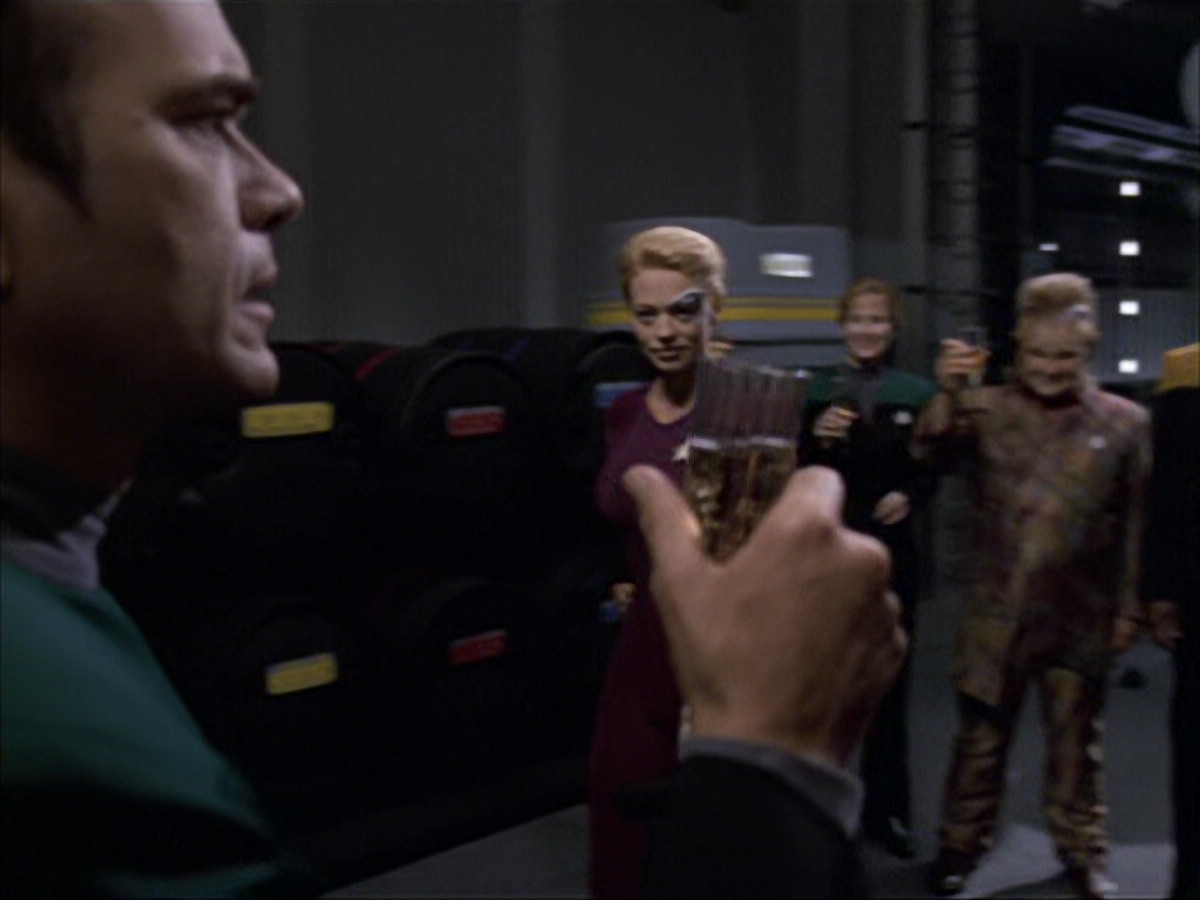 extant_StarTrek_VOY_6x04-TinkerTenorDoctorSpy_01105.jpg