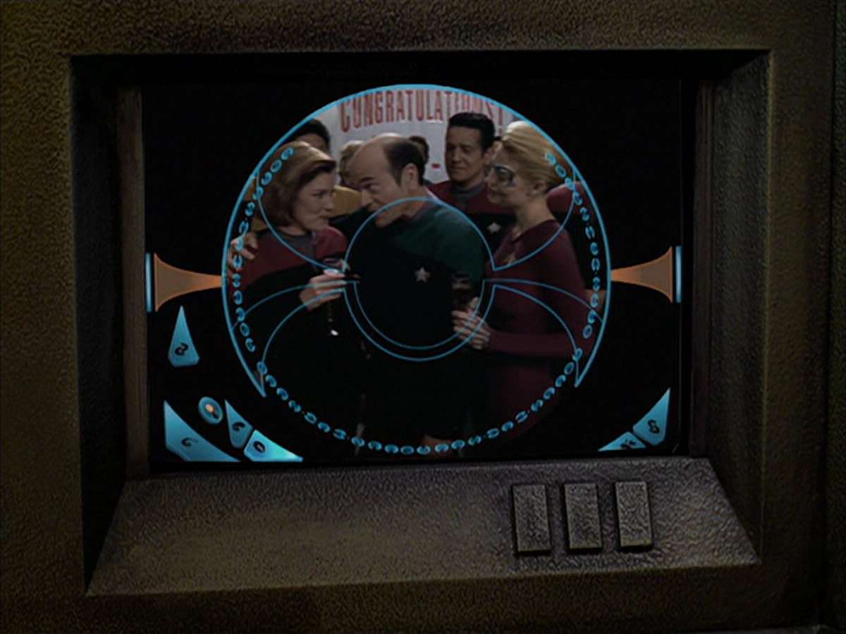 extant_StarTrek_VOY_6x04-TinkerTenorDoctorSpy_01151.jpg