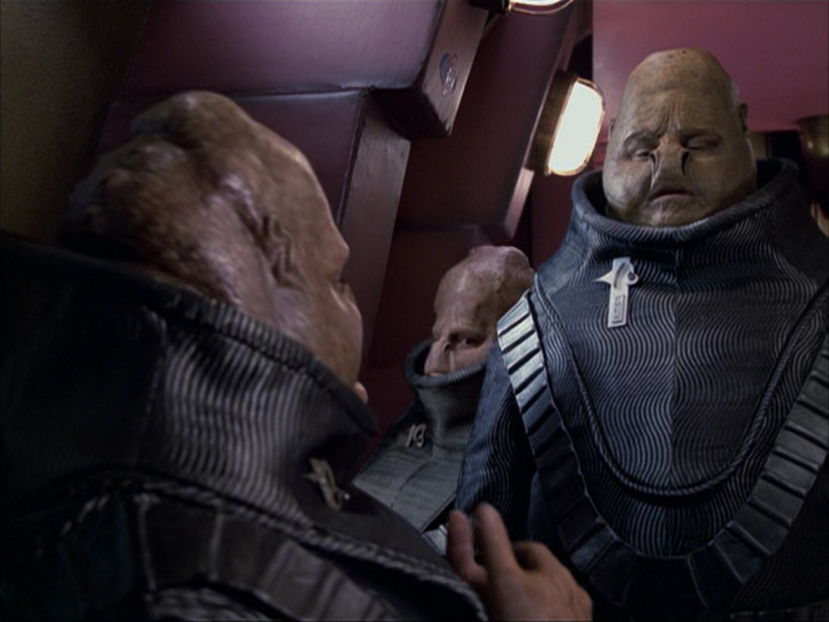 extant_StarTrek_VOY_6x04-TinkerTenorDoctorSpy_01173.jpg