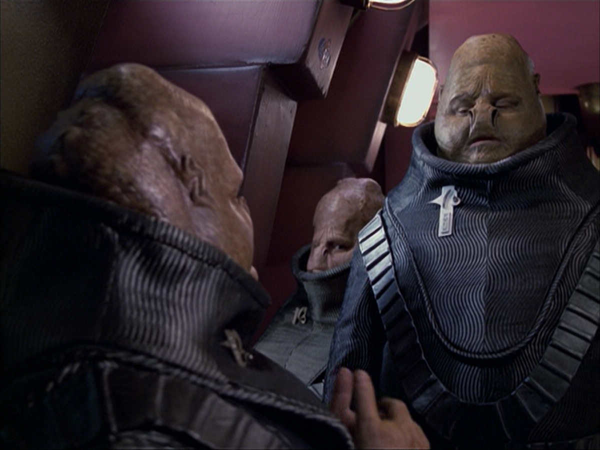 extant_StarTrek_VOY_6x04-TinkerTenorDoctorSpy_01174.jpg
