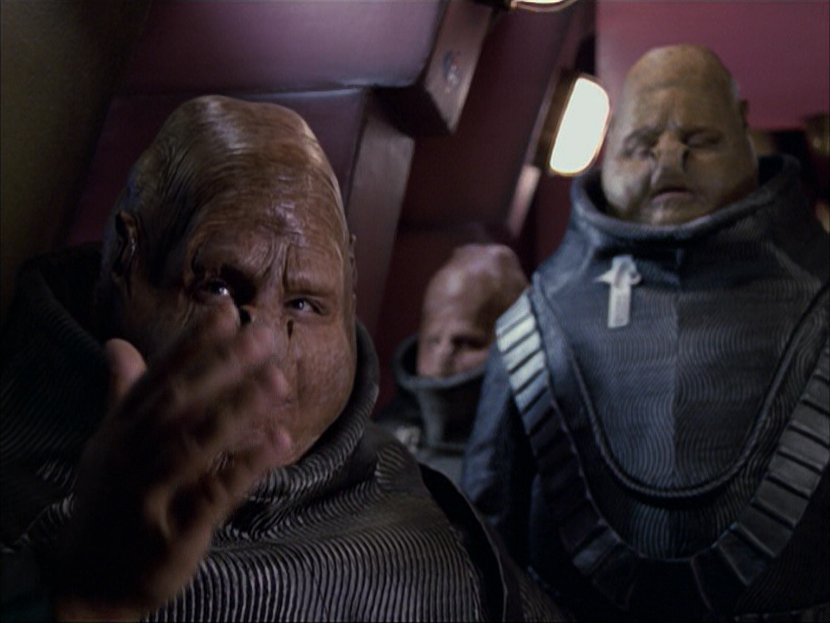extant_StarTrek_VOY_6x04-TinkerTenorDoctorSpy_01178.jpg