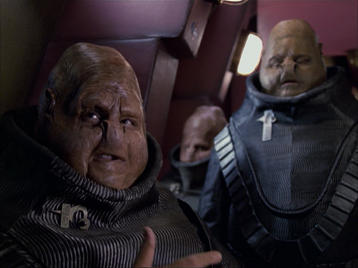 extant_StarTrek_VOY_6x04-TinkerTenorDoctorSpy_01179.jpg