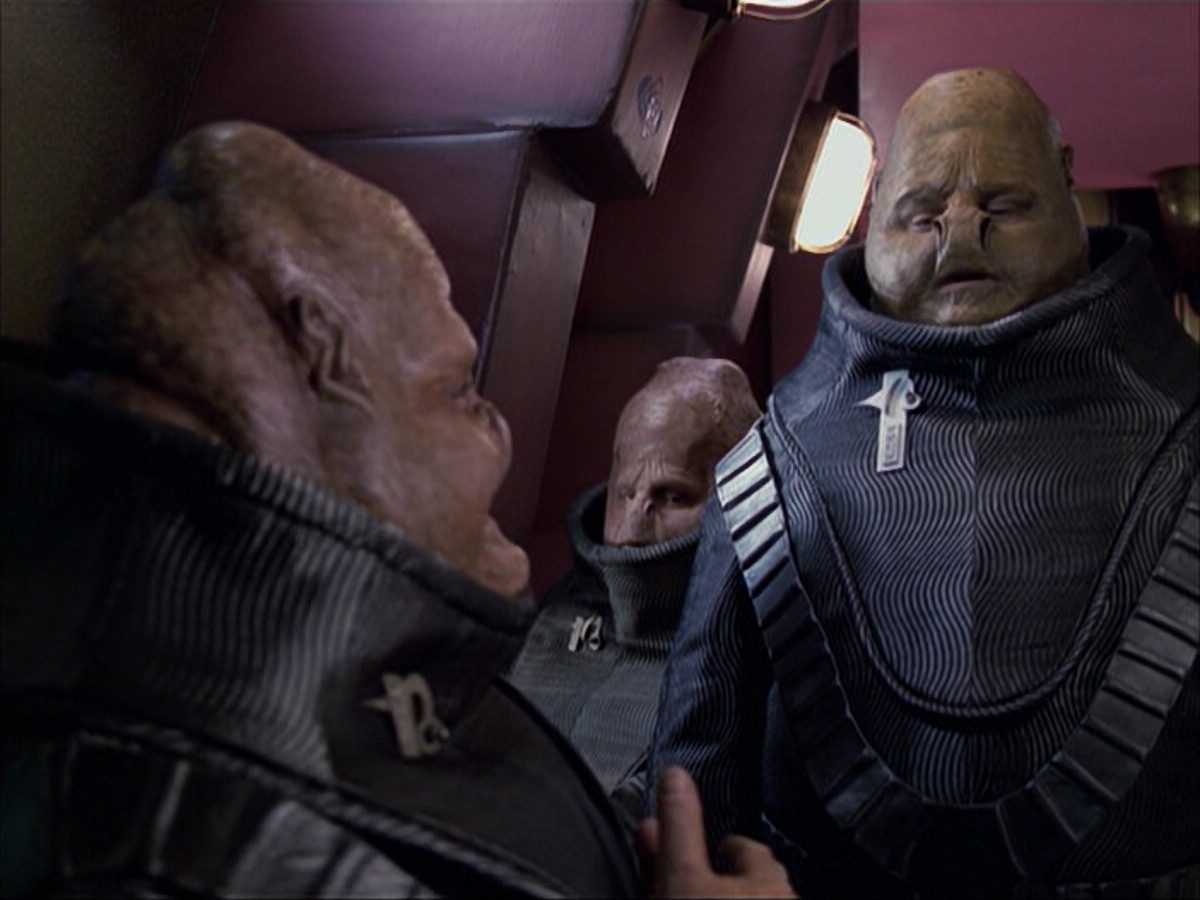 extant_StarTrek_VOY_6x04-TinkerTenorDoctorSpy_01181.jpg