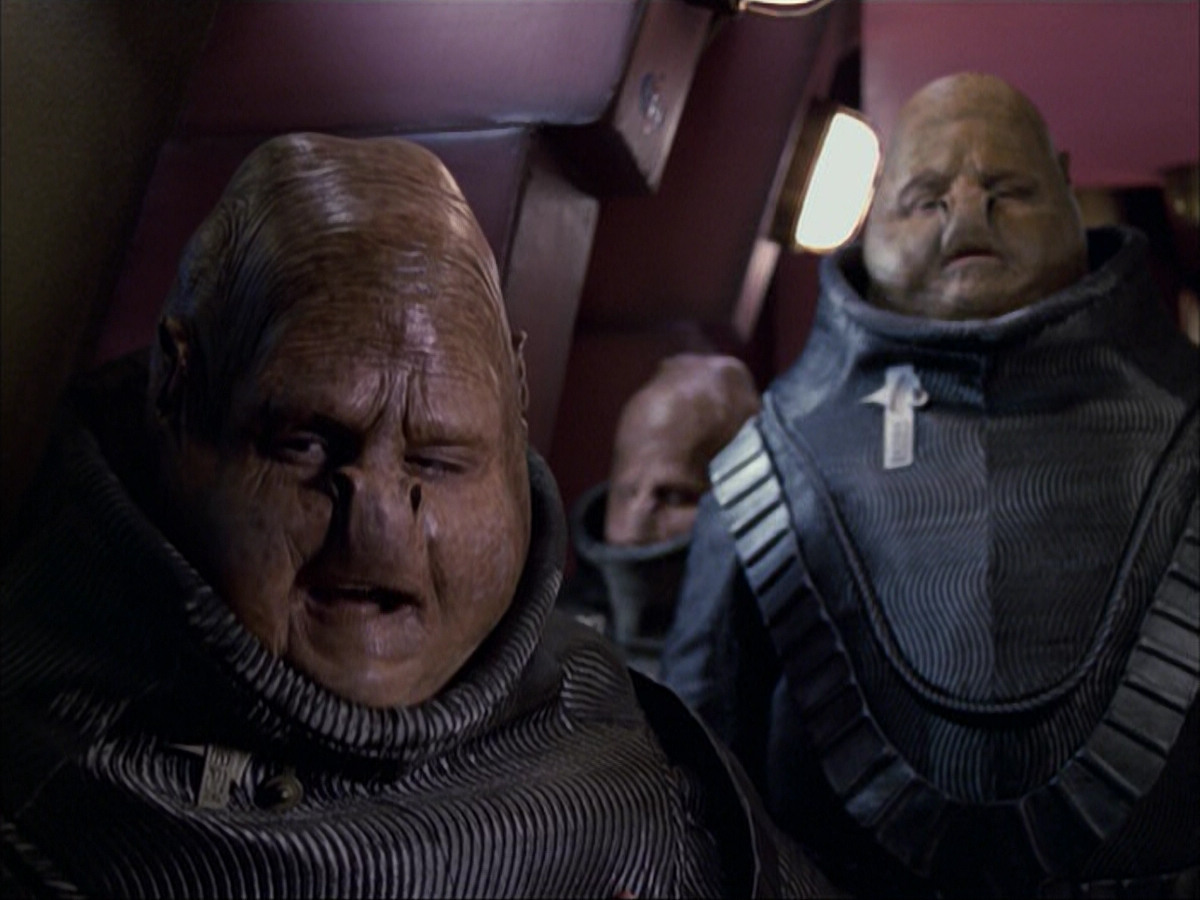 extant_StarTrek_VOY_6x04-TinkerTenorDoctorSpy_01185.jpg