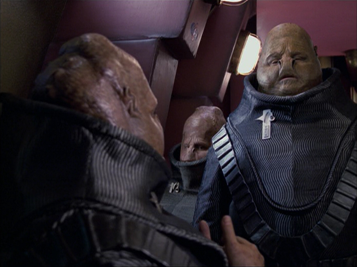 extant_StarTrek_VOY_6x04-TinkerTenorDoctorSpy_01189.jpg