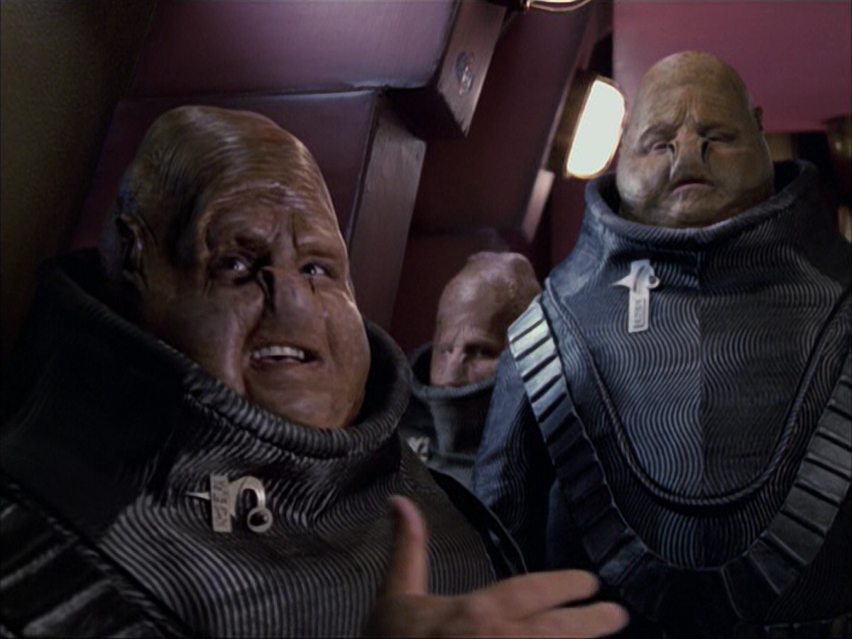 extant_StarTrek_VOY_6x04-TinkerTenorDoctorSpy_01192.jpg