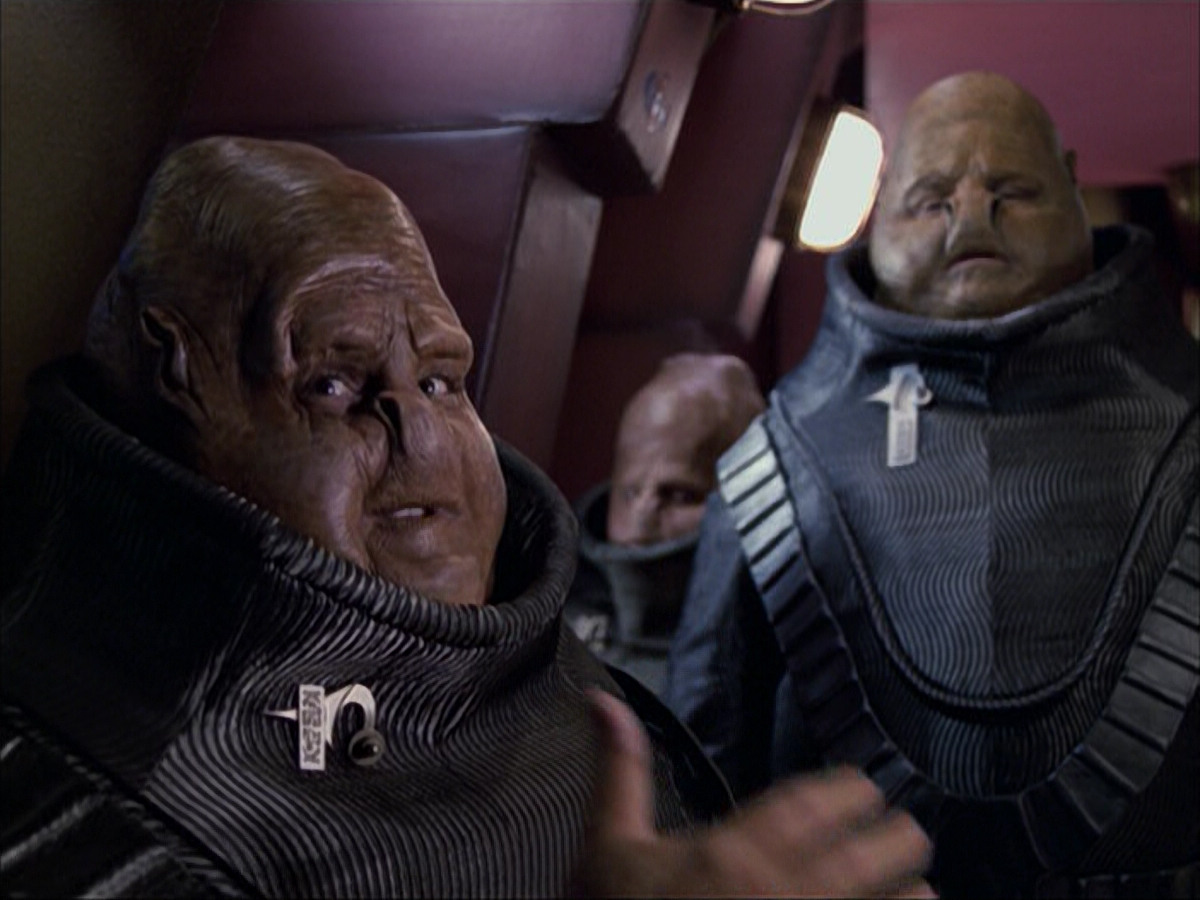 extant_StarTrek_VOY_6x04-TinkerTenorDoctorSpy_01193.jpg