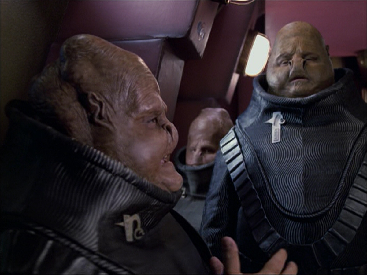 extant_StarTrek_VOY_6x04-TinkerTenorDoctorSpy_01200.jpg