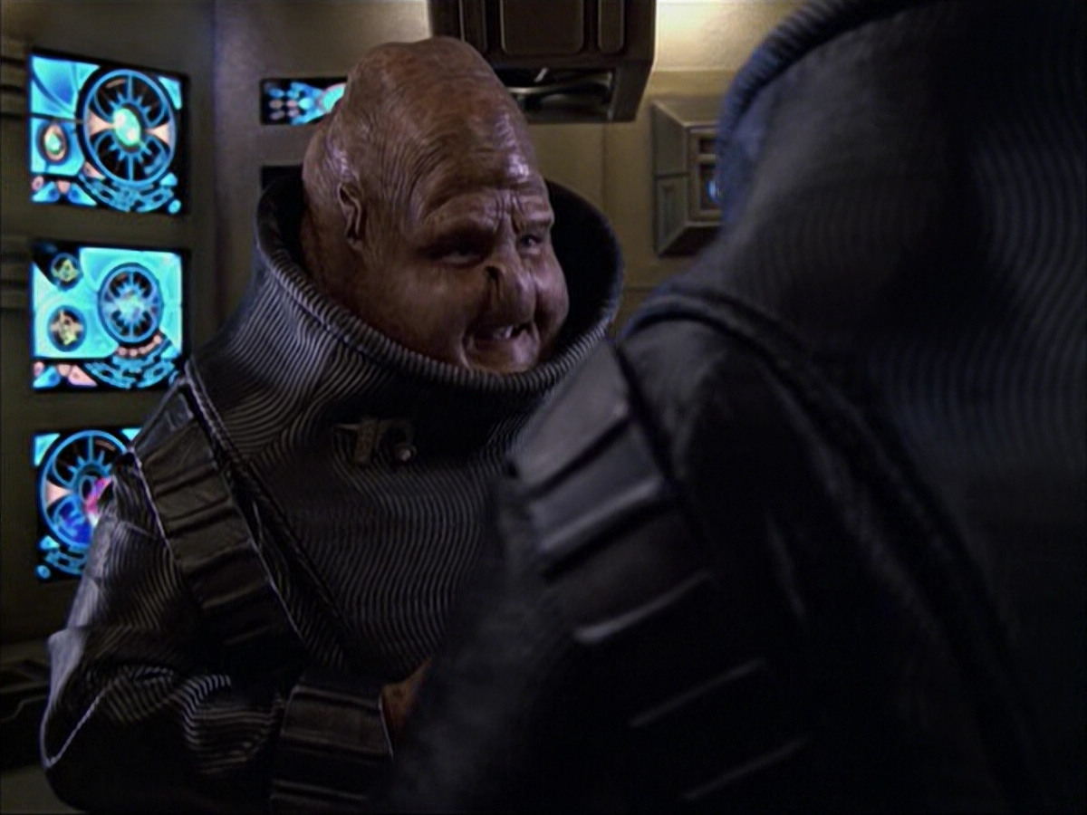 extant_StarTrek_VOY_6x04-TinkerTenorDoctorSpy_01238.jpg
