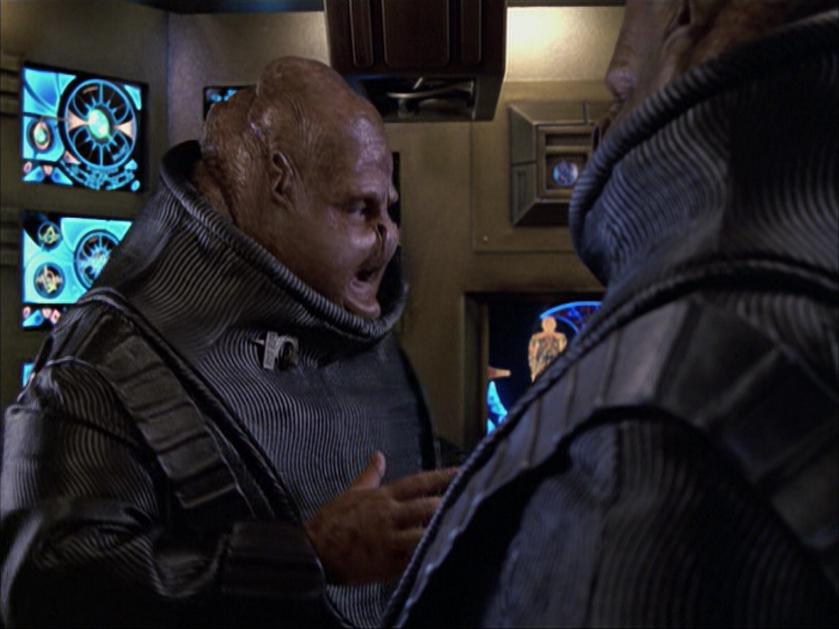 extant_StarTrek_VOY_6x04-TinkerTenorDoctorSpy_01253.jpg