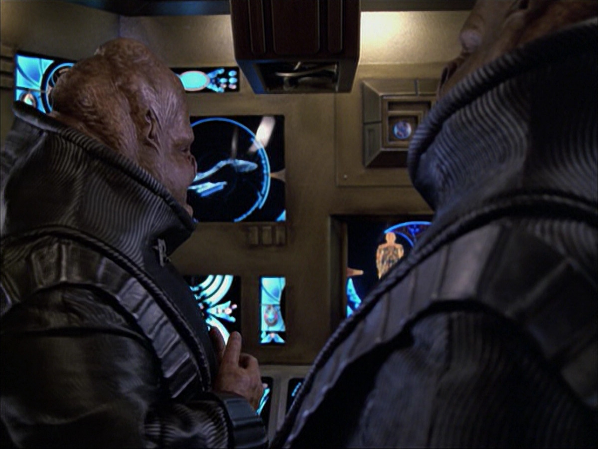 extant_StarTrek_VOY_6x04-TinkerTenorDoctorSpy_01267.jpg