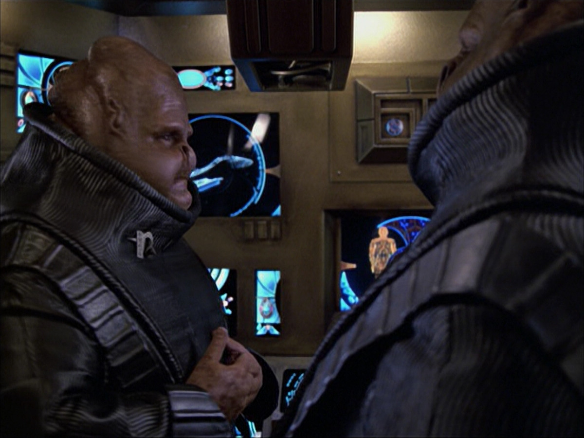 extant_StarTrek_VOY_6x04-TinkerTenorDoctorSpy_01268.jpg