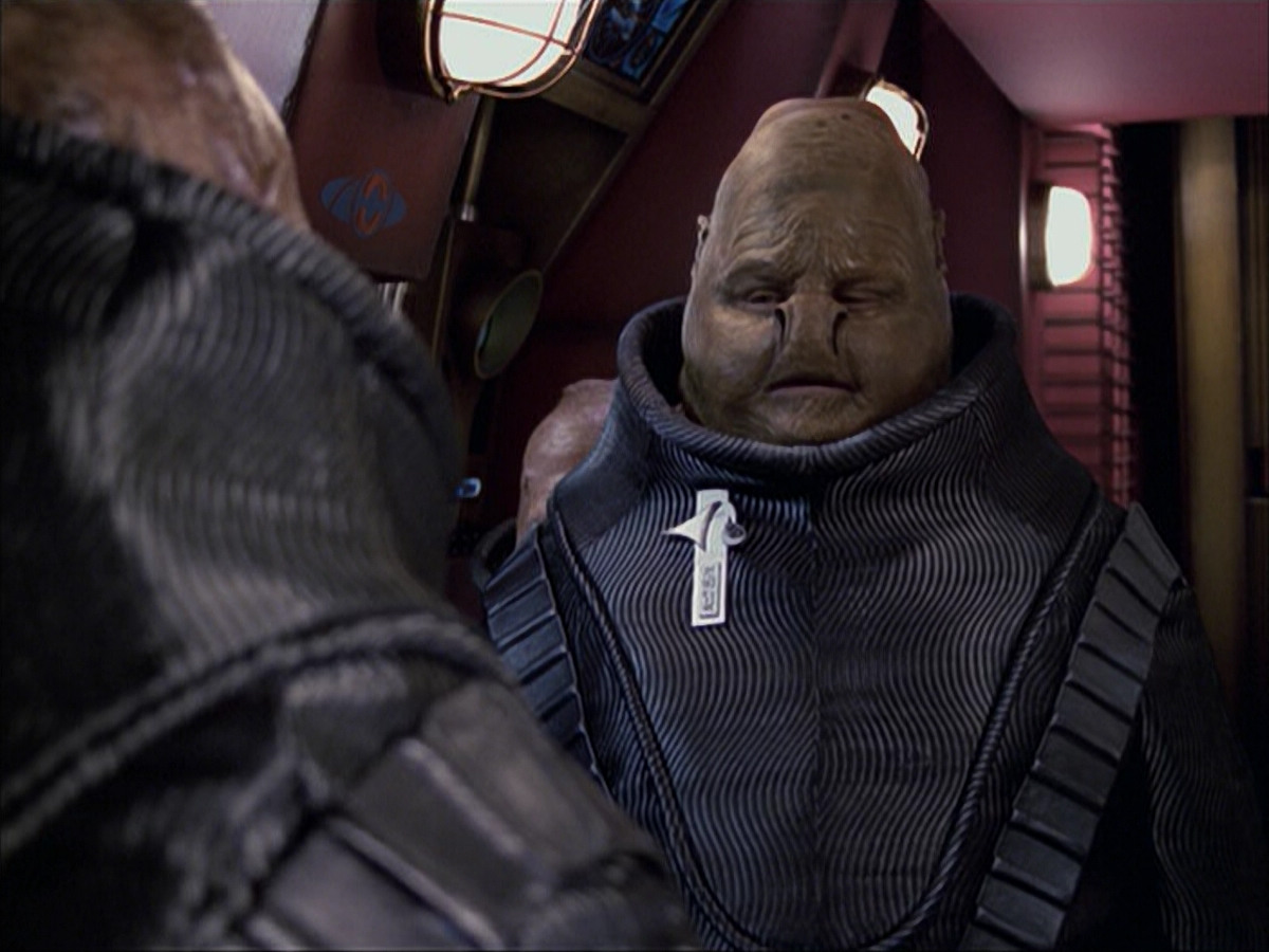 extant_StarTrek_VOY_6x04-TinkerTenorDoctorSpy_01275.jpg