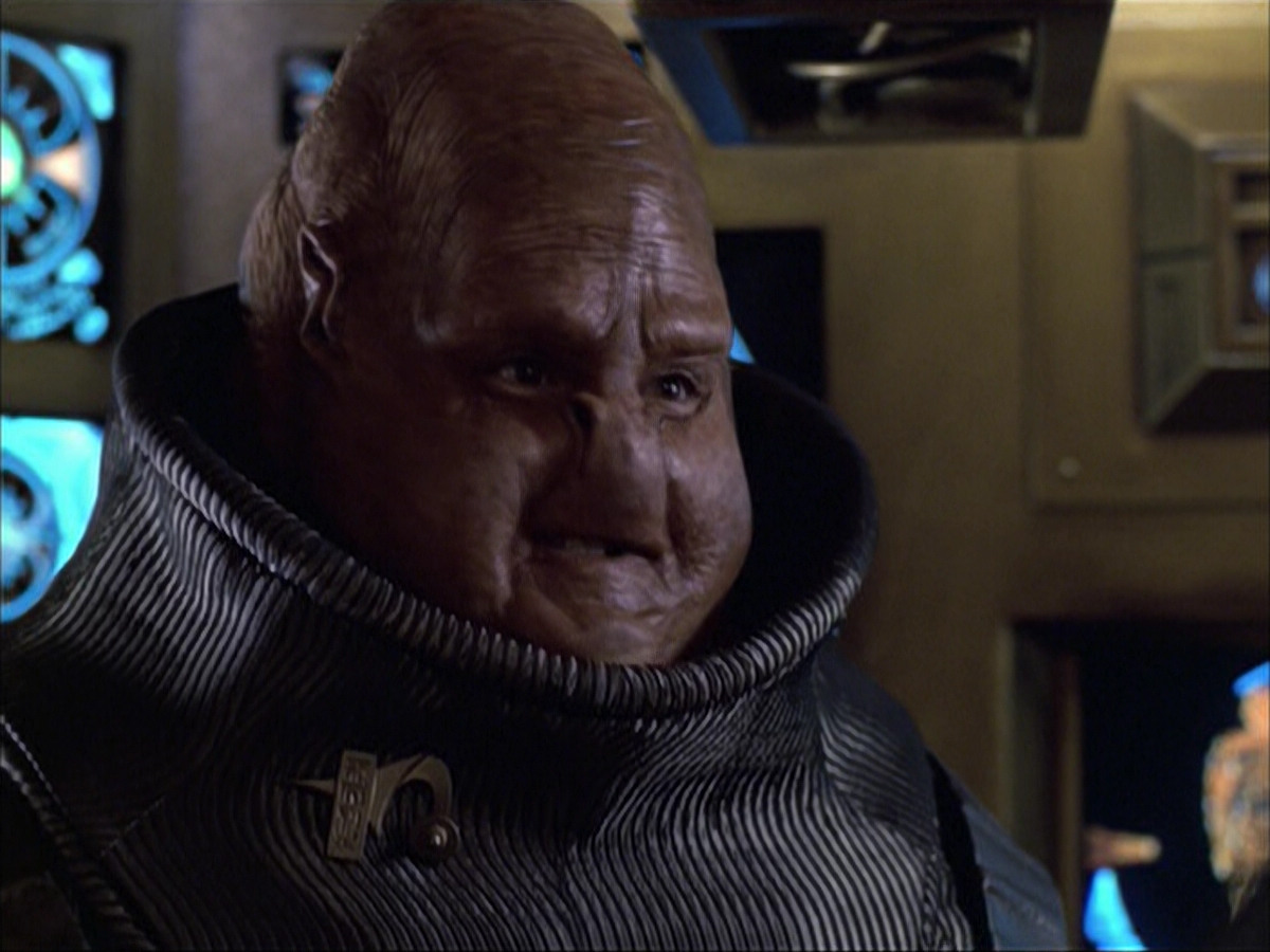extant_StarTrek_VOY_6x04-TinkerTenorDoctorSpy_01284.jpg
