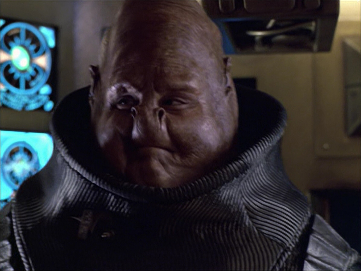 extant_StarTrek_VOY_6x04-TinkerTenorDoctorSpy_01309.jpg