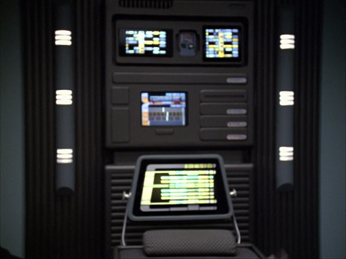 extant_StarTrek_VOY_6x04-TinkerTenorDoctorSpy_01310.jpg