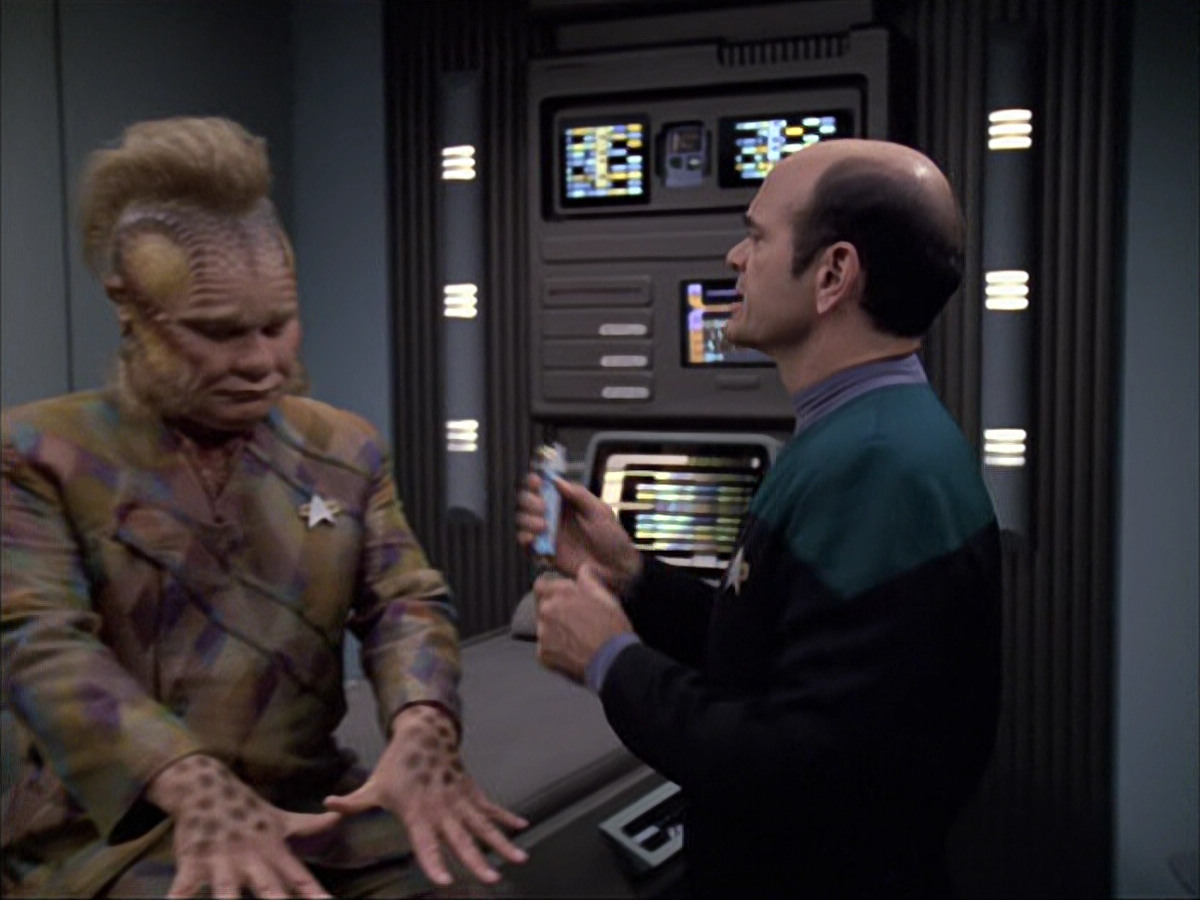extant_StarTrek_VOY_6x04-TinkerTenorDoctorSpy_01319.jpg