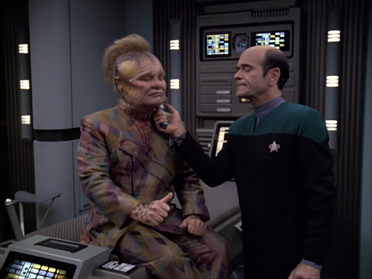 extant_StarTrek_VOY_6x04-TinkerTenorDoctorSpy_01321.jpg