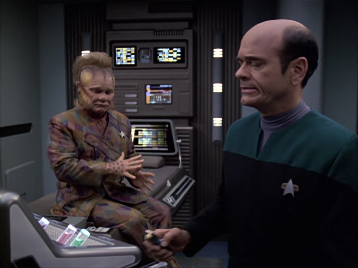 extant_StarTrek_VOY_6x04-TinkerTenorDoctorSpy_01325.jpg