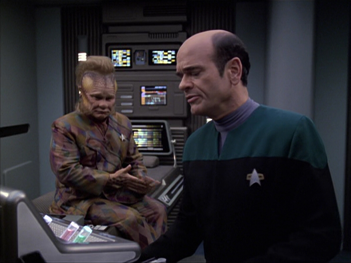 extant_StarTrek_VOY_6x04-TinkerTenorDoctorSpy_01326.jpg