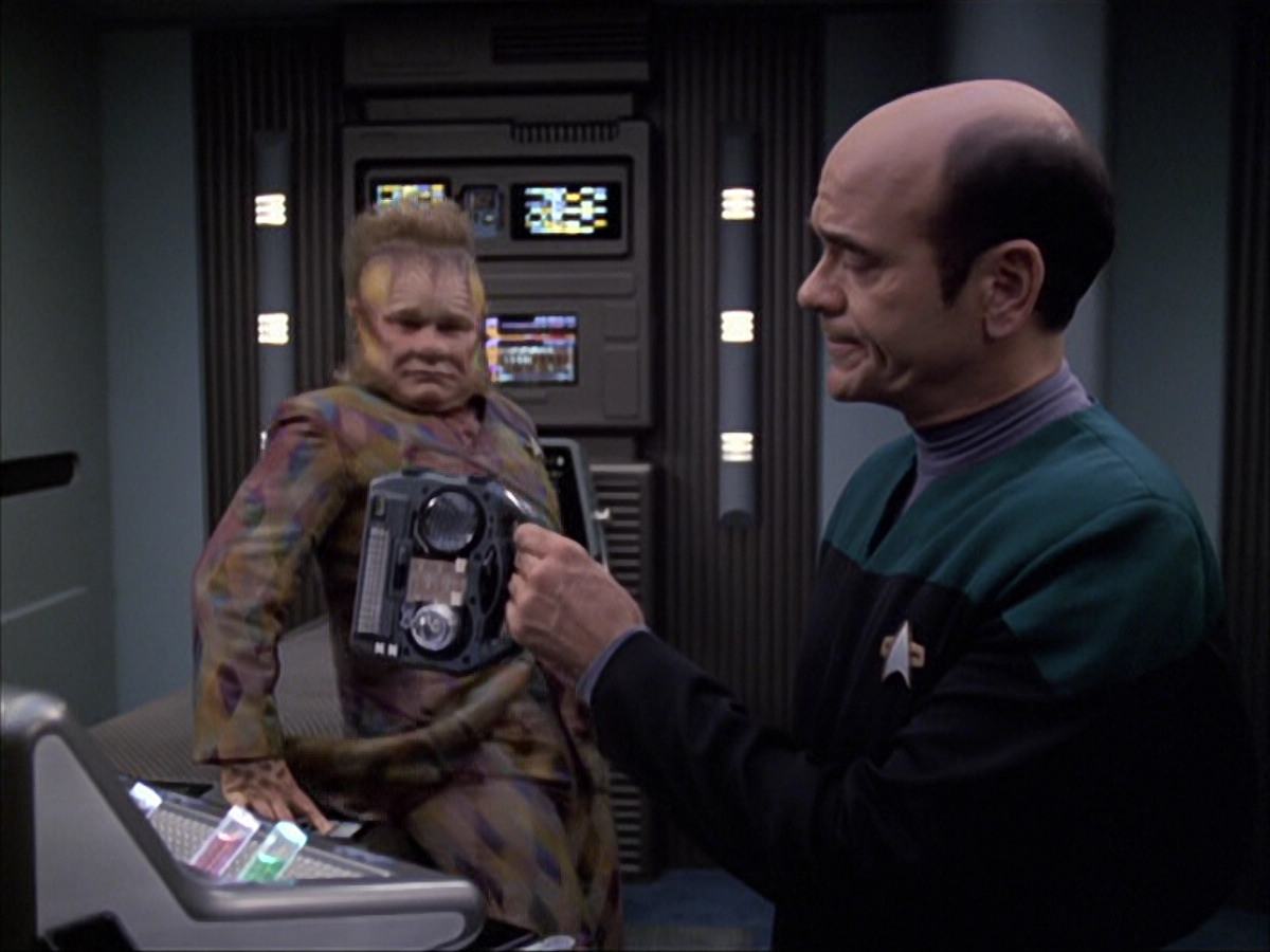 extant_StarTrek_VOY_6x04-TinkerTenorDoctorSpy_01330.jpg
