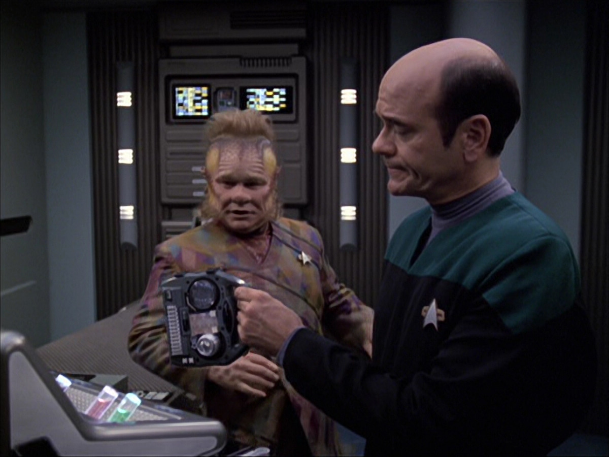 extant_StarTrek_VOY_6x04-TinkerTenorDoctorSpy_01331.jpg
