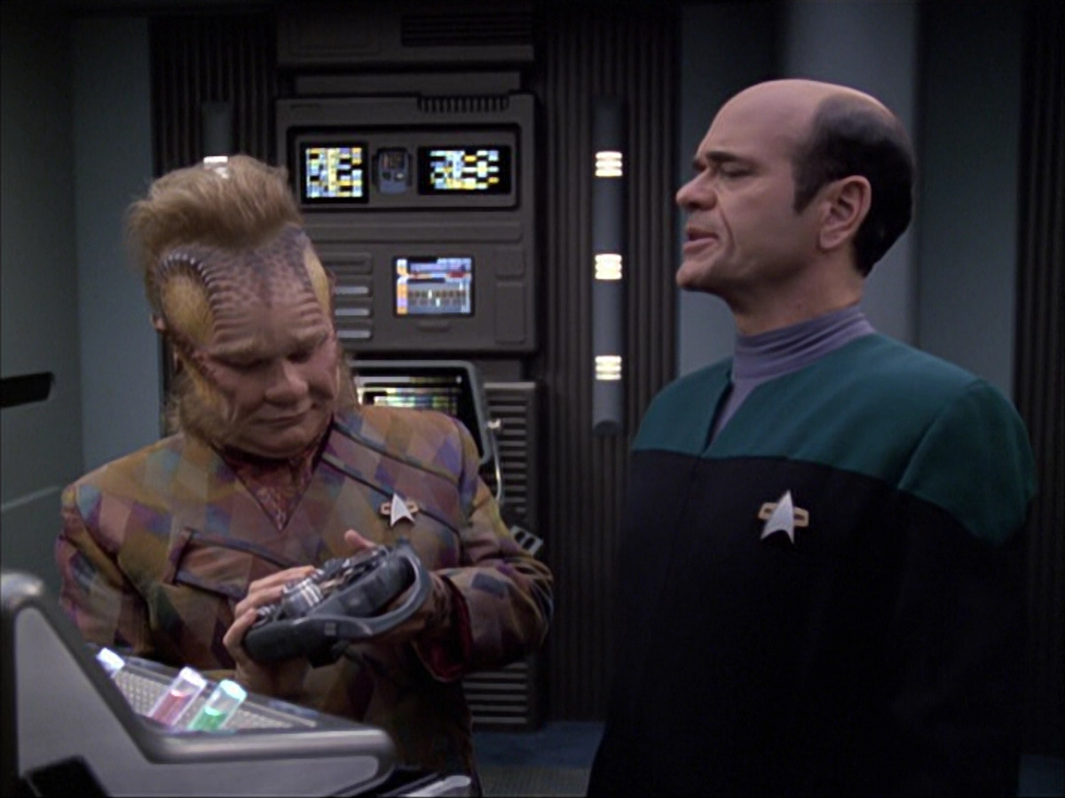 extant_StarTrek_VOY_6x04-TinkerTenorDoctorSpy_01334.jpg