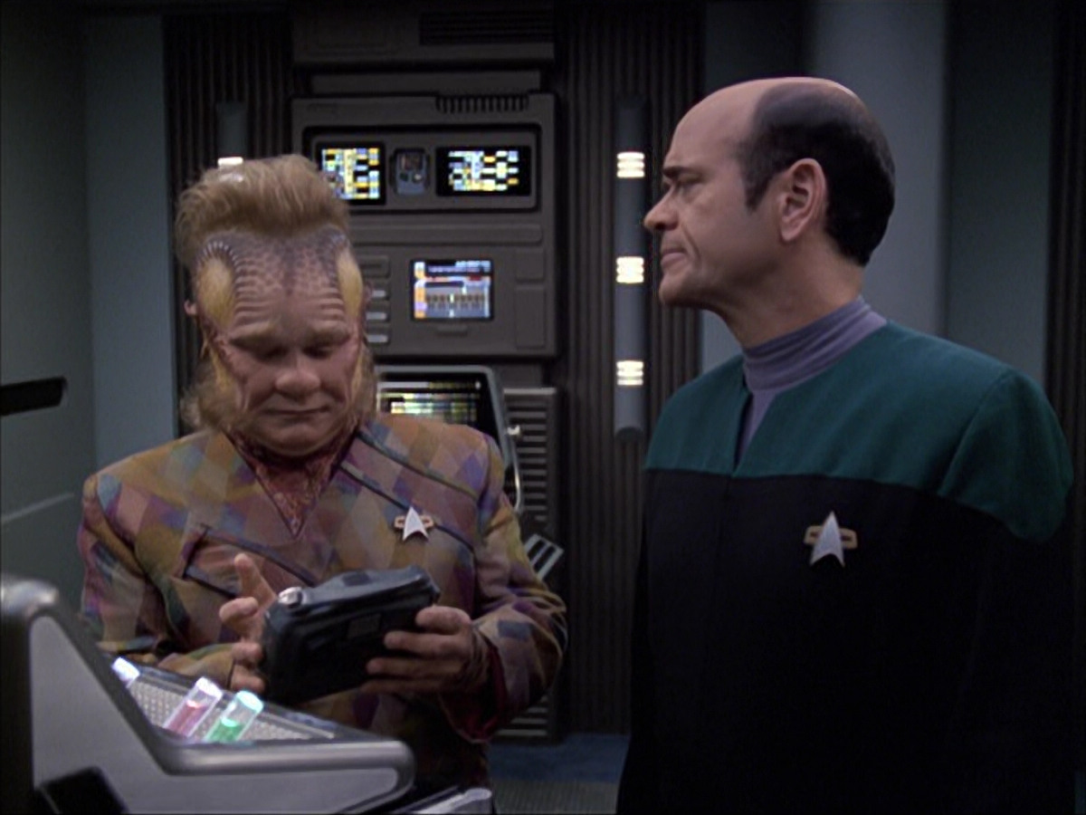 extant_StarTrek_VOY_6x04-TinkerTenorDoctorSpy_01338.jpg