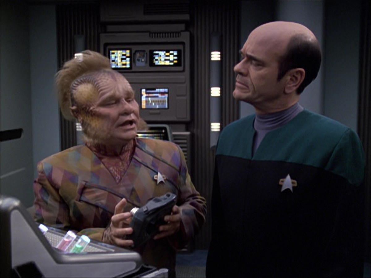 extant_StarTrek_VOY_6x04-TinkerTenorDoctorSpy_01341.jpg