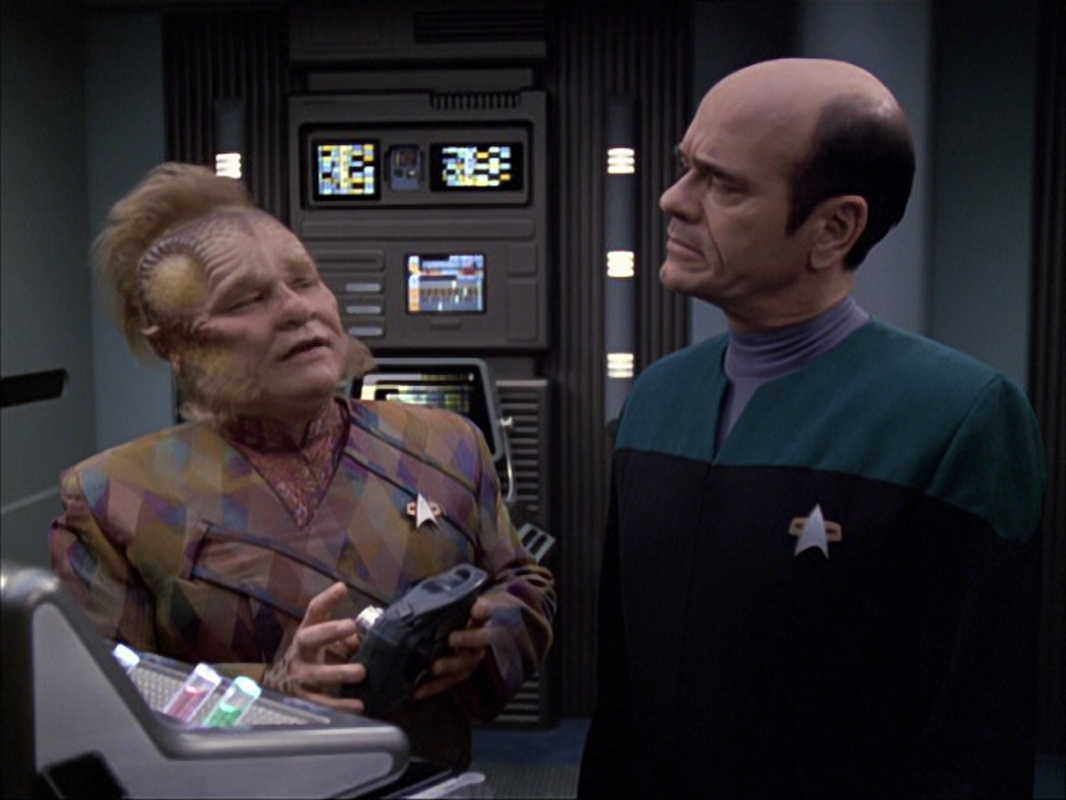 extant_StarTrek_VOY_6x04-TinkerTenorDoctorSpy_01343.jpg