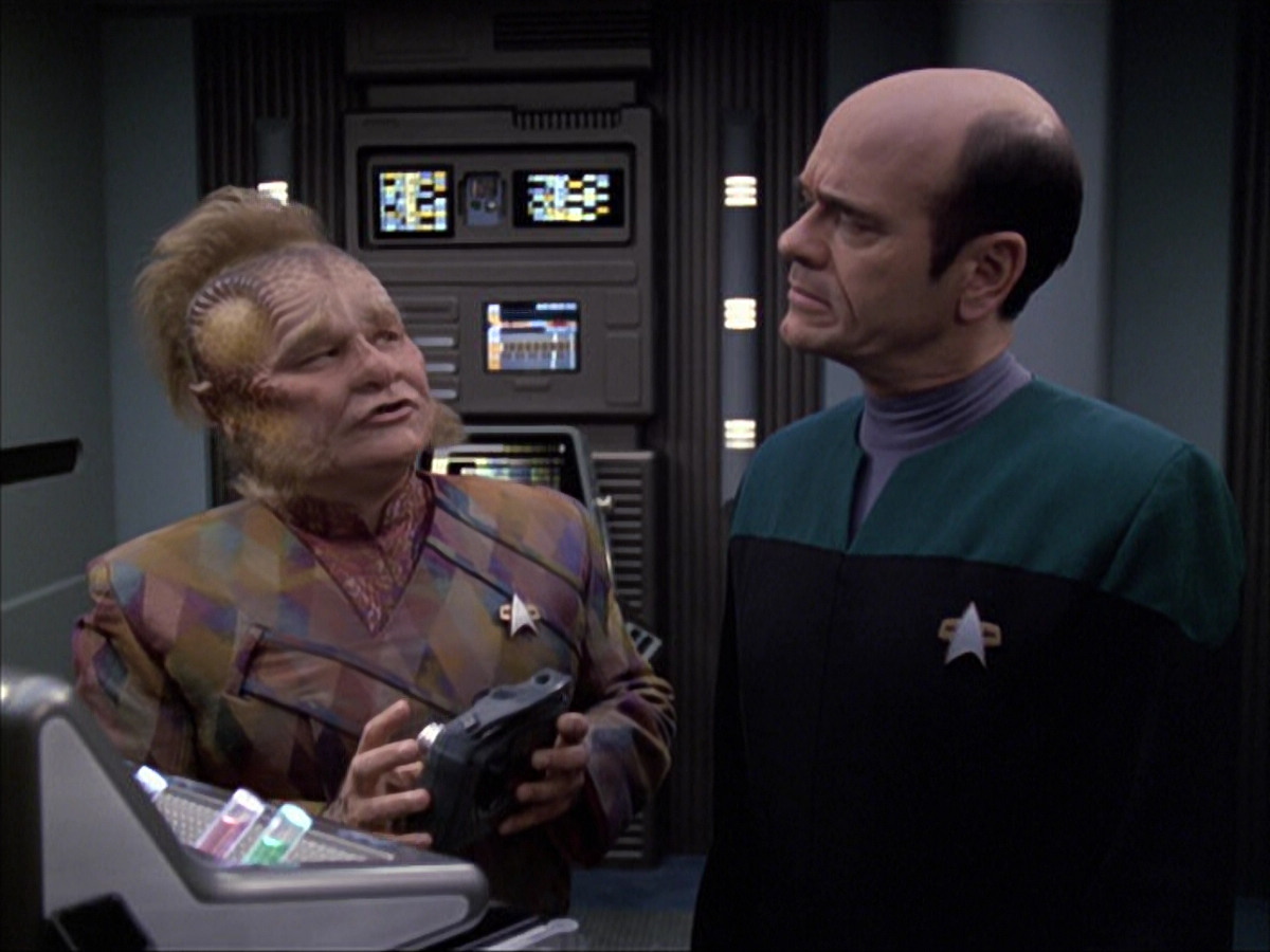 extant_StarTrek_VOY_6x04-TinkerTenorDoctorSpy_01344.jpg
