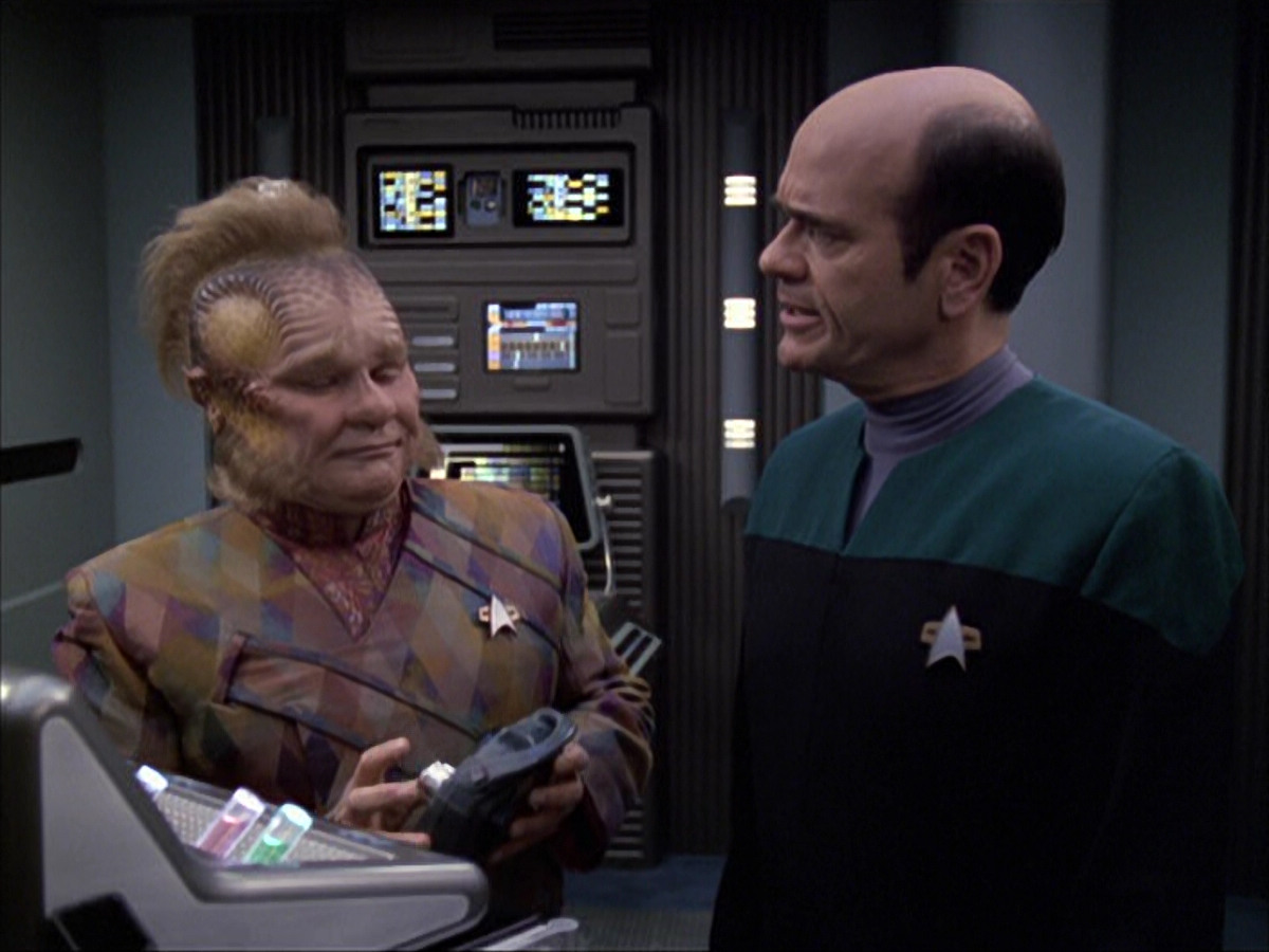 extant_StarTrek_VOY_6x04-TinkerTenorDoctorSpy_01348.jpg