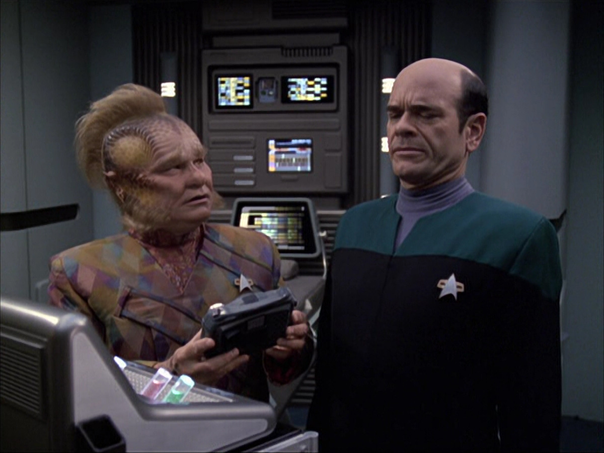 extant_StarTrek_VOY_6x04-TinkerTenorDoctorSpy_01368.jpg