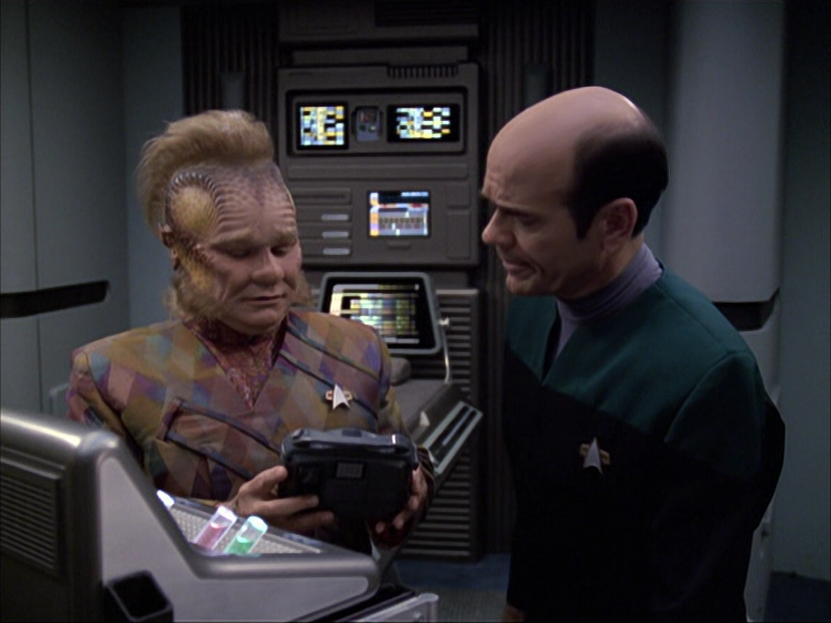 extant_StarTrek_VOY_6x04-TinkerTenorDoctorSpy_01370.jpg