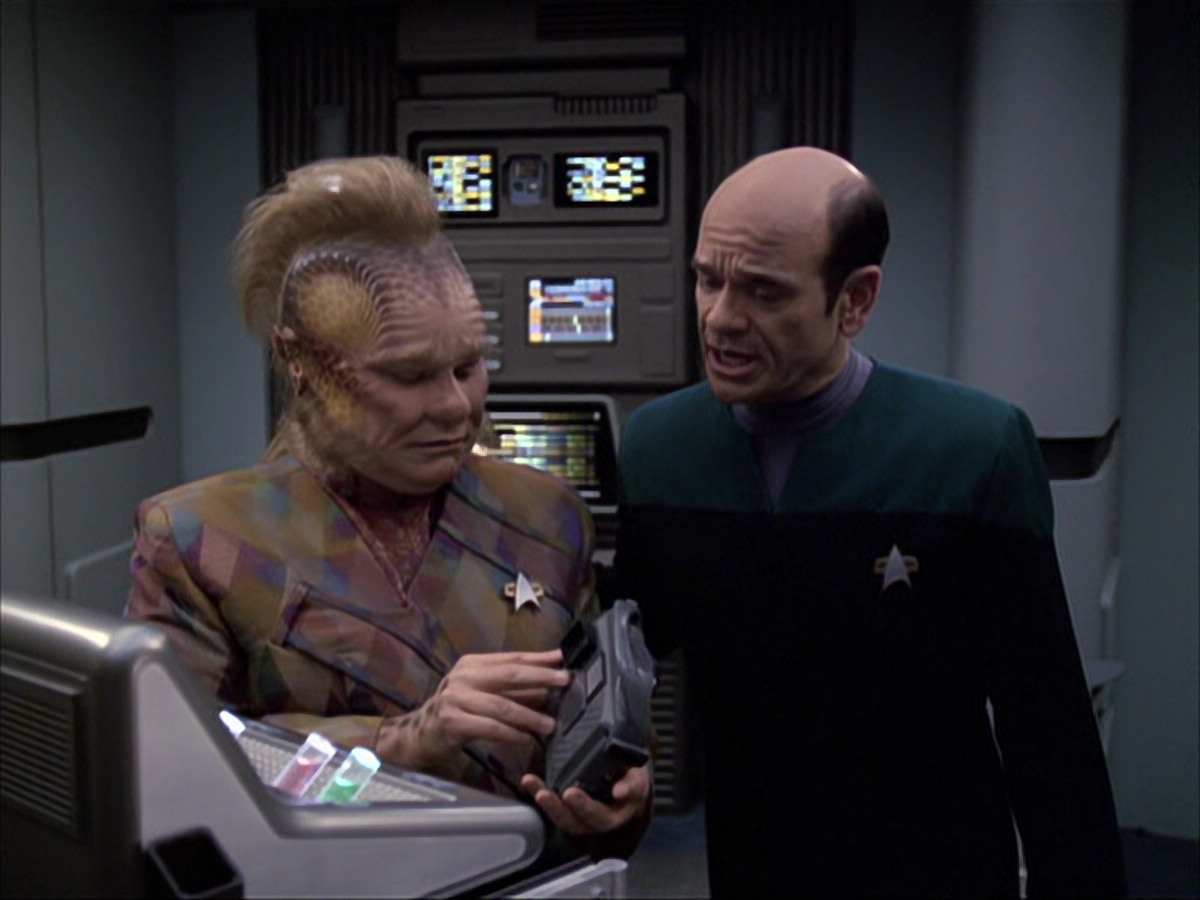 extant_StarTrek_VOY_6x04-TinkerTenorDoctorSpy_01372.jpg