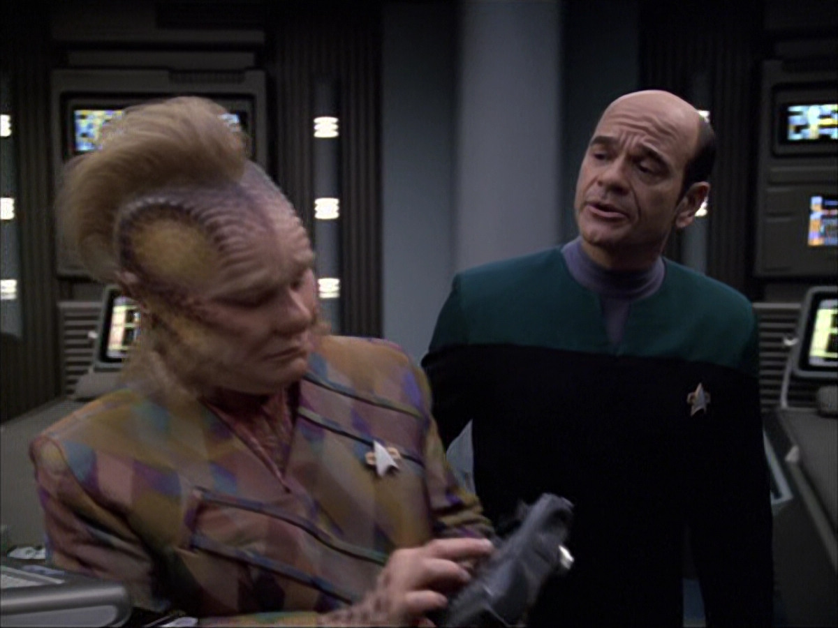 extant_StarTrek_VOY_6x04-TinkerTenorDoctorSpy_01374.jpg