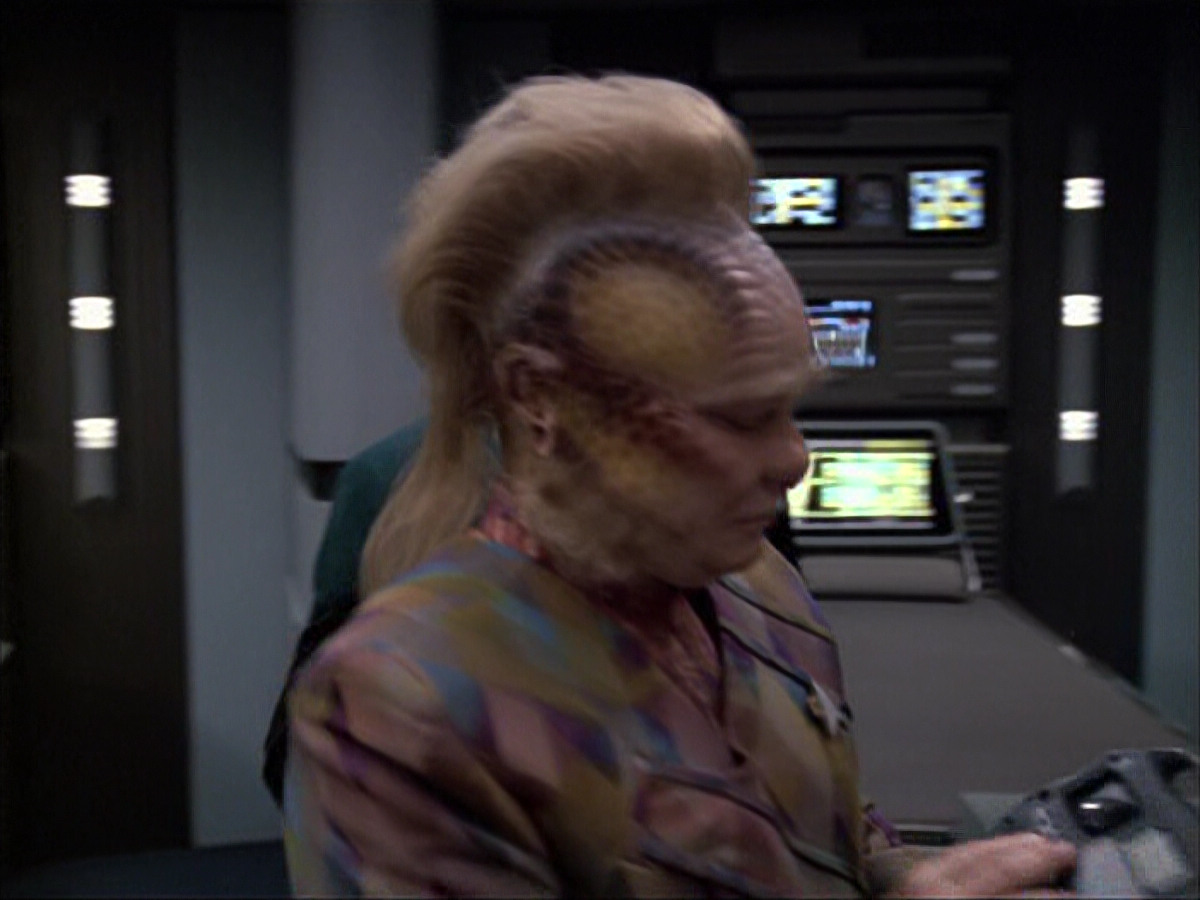 extant_StarTrek_VOY_6x04-TinkerTenorDoctorSpy_01375.jpg