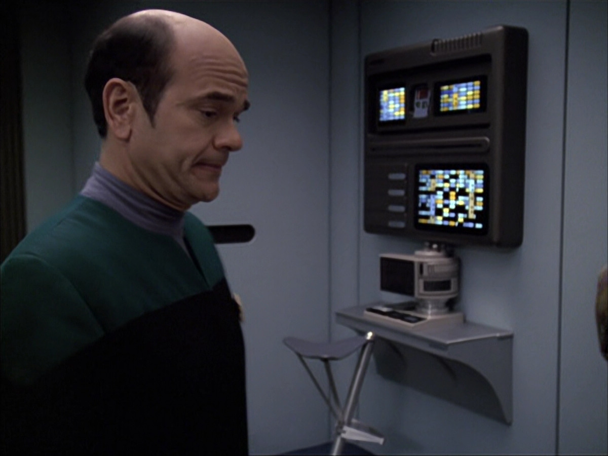 extant_StarTrek_VOY_6x04-TinkerTenorDoctorSpy_01378.jpg