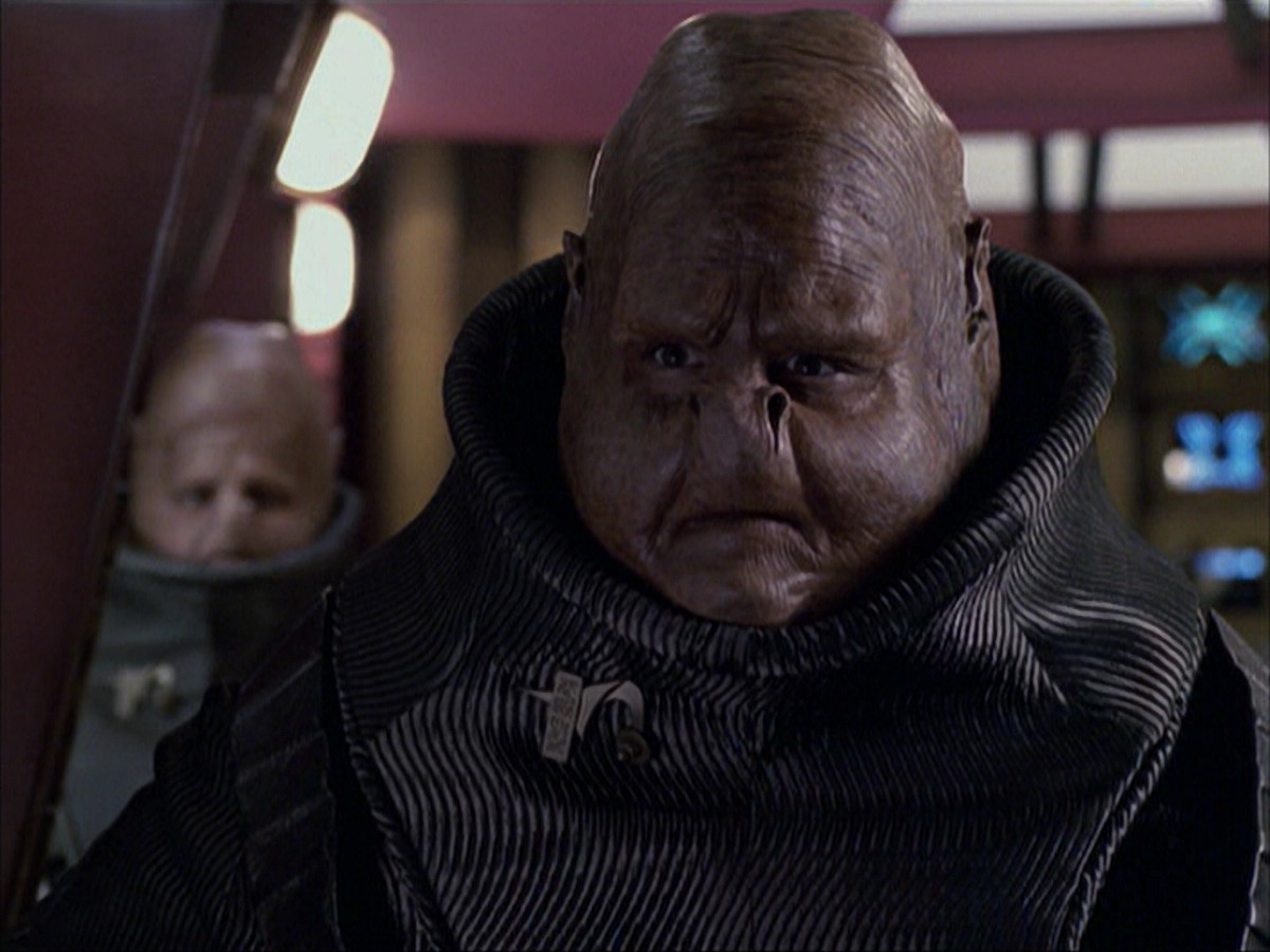 extant_StarTrek_VOY_6x04-TinkerTenorDoctorSpy_01487.jpg