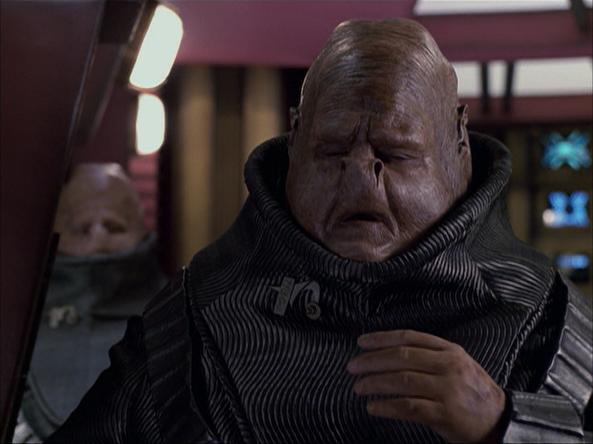 extant_StarTrek_VOY_6x04-TinkerTenorDoctorSpy_01605.jpg