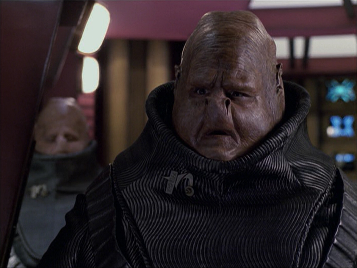 extant_StarTrek_VOY_6x04-TinkerTenorDoctorSpy_01607.jpg
