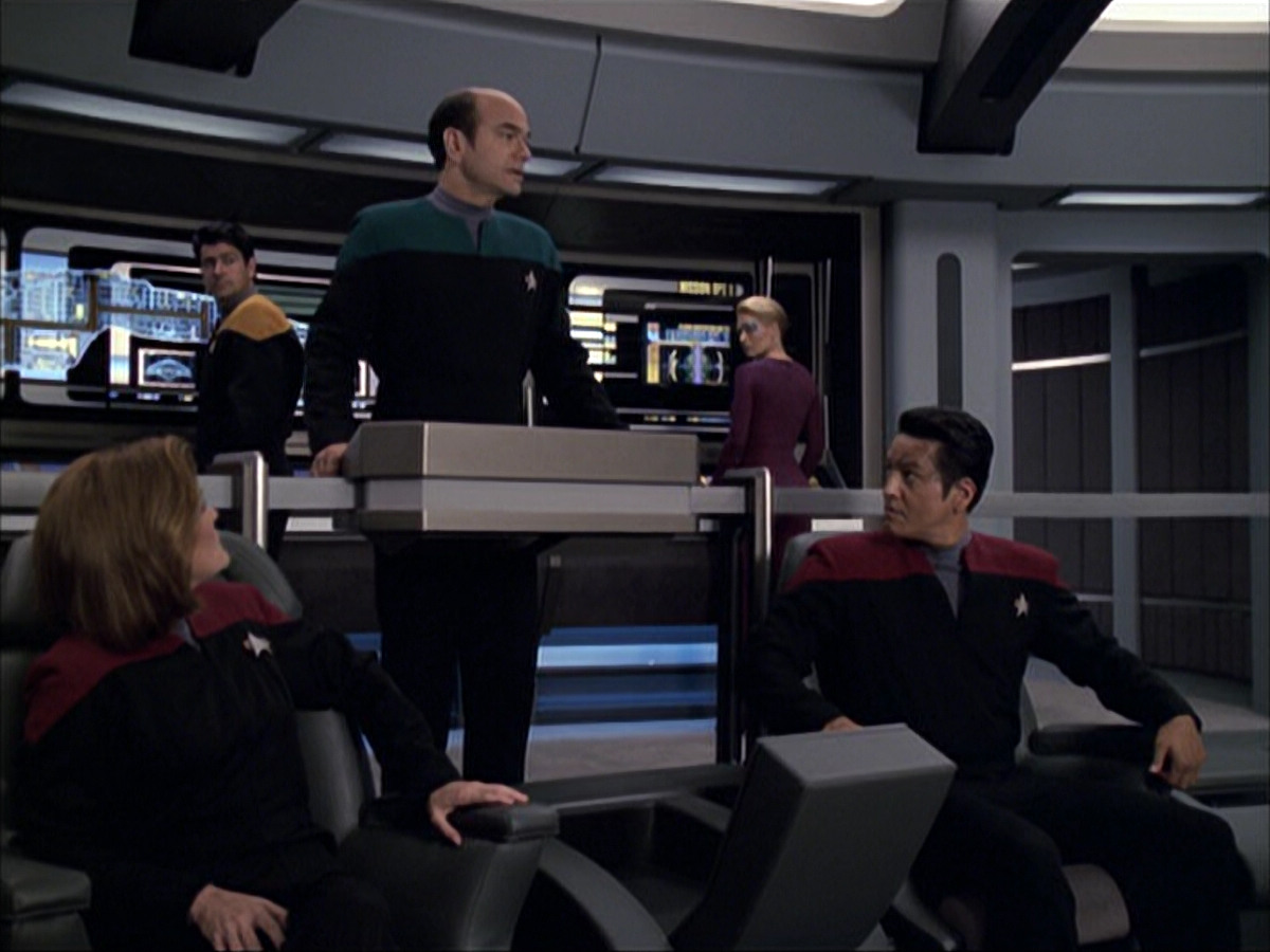 extant_StarTrek_VOY_6x04-TinkerTenorDoctorSpy_01619.jpg