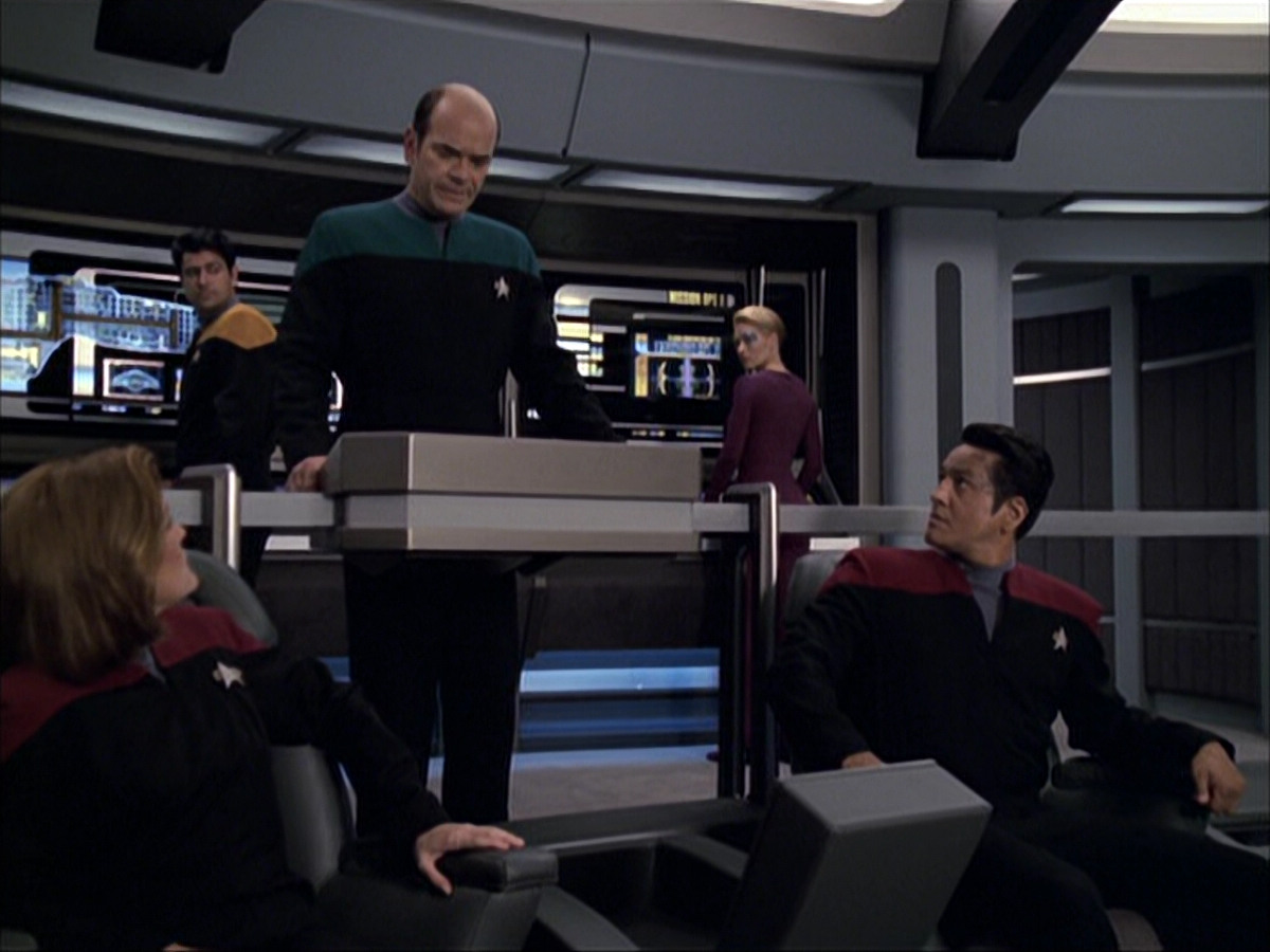 extant_StarTrek_VOY_6x04-TinkerTenorDoctorSpy_01622.jpg