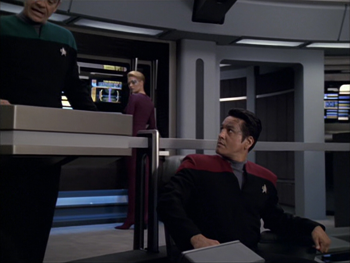 extant_StarTrek_VOY_6x04-TinkerTenorDoctorSpy_01627.jpg