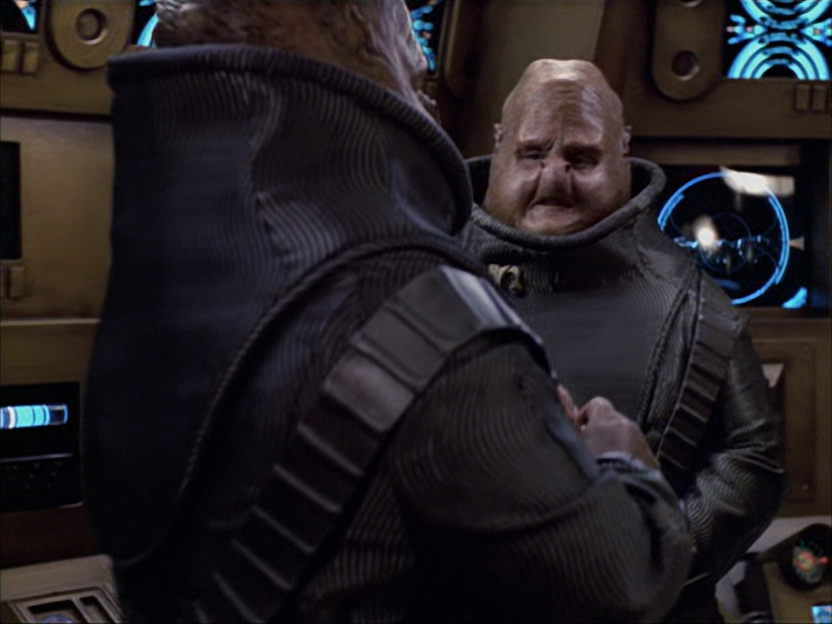 extant_StarTrek_VOY_6x04-TinkerTenorDoctorSpy_01654.jpg