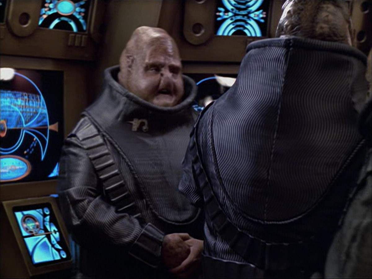 extant_StarTrek_VOY_6x04-TinkerTenorDoctorSpy_01656.jpg