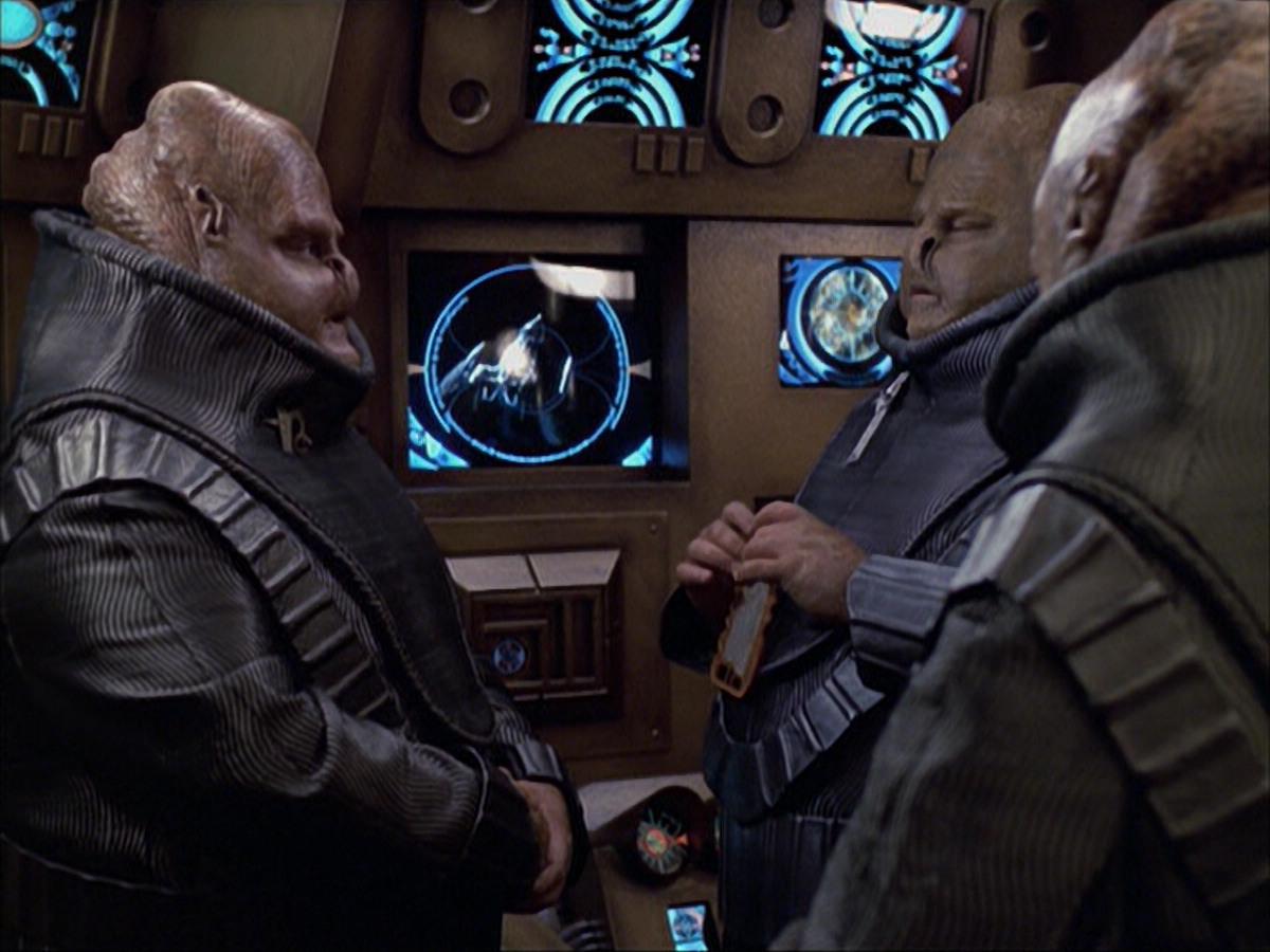 extant_StarTrek_VOY_6x04-TinkerTenorDoctorSpy_01660.jpg