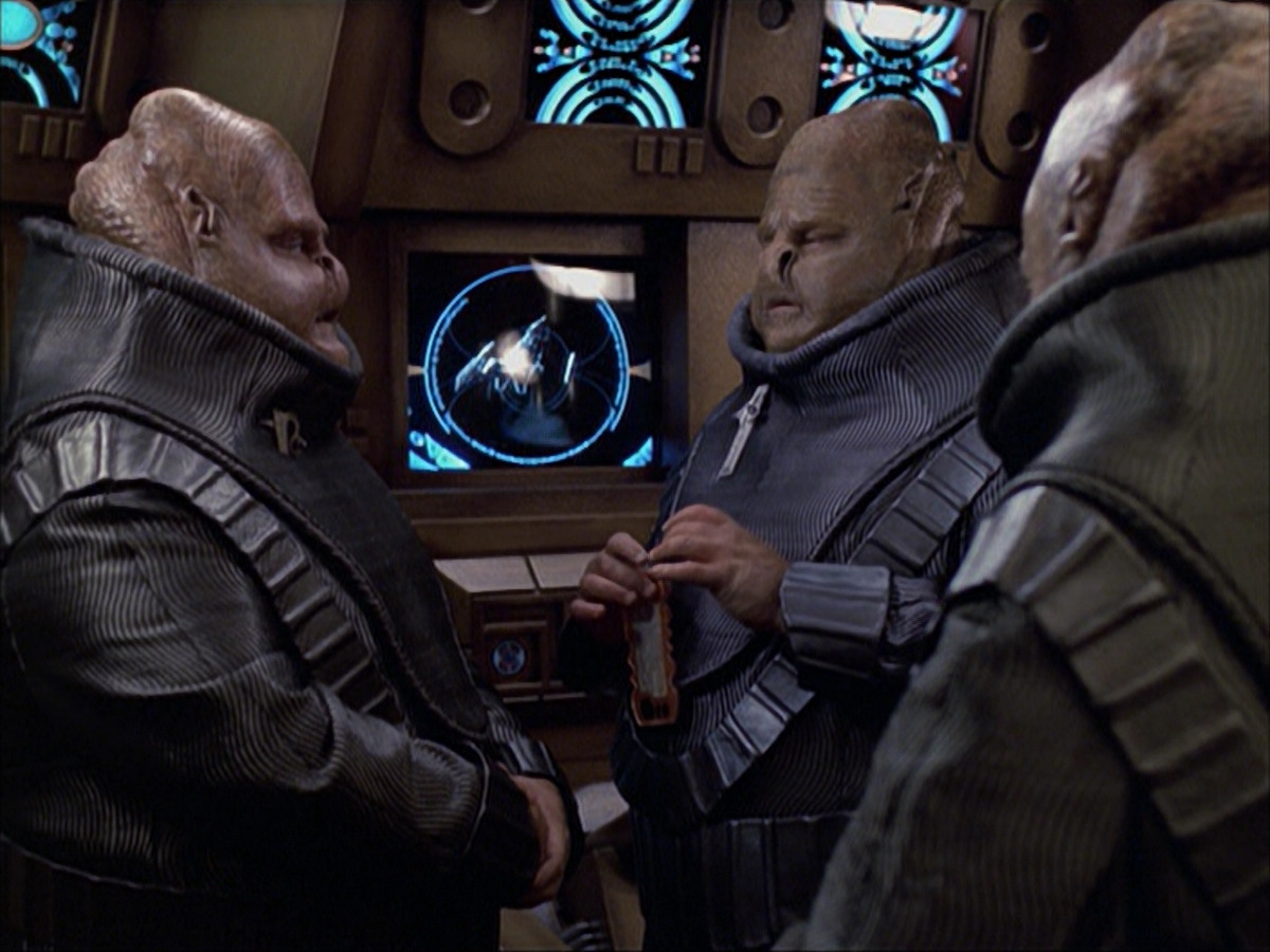 extant_StarTrek_VOY_6x04-TinkerTenorDoctorSpy_01662.jpg