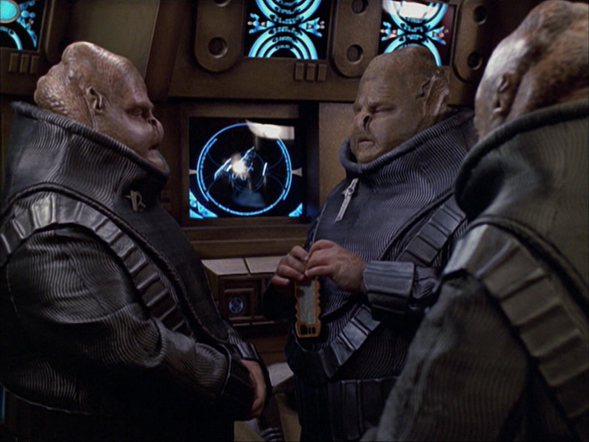 extant_StarTrek_VOY_6x04-TinkerTenorDoctorSpy_01663.jpg