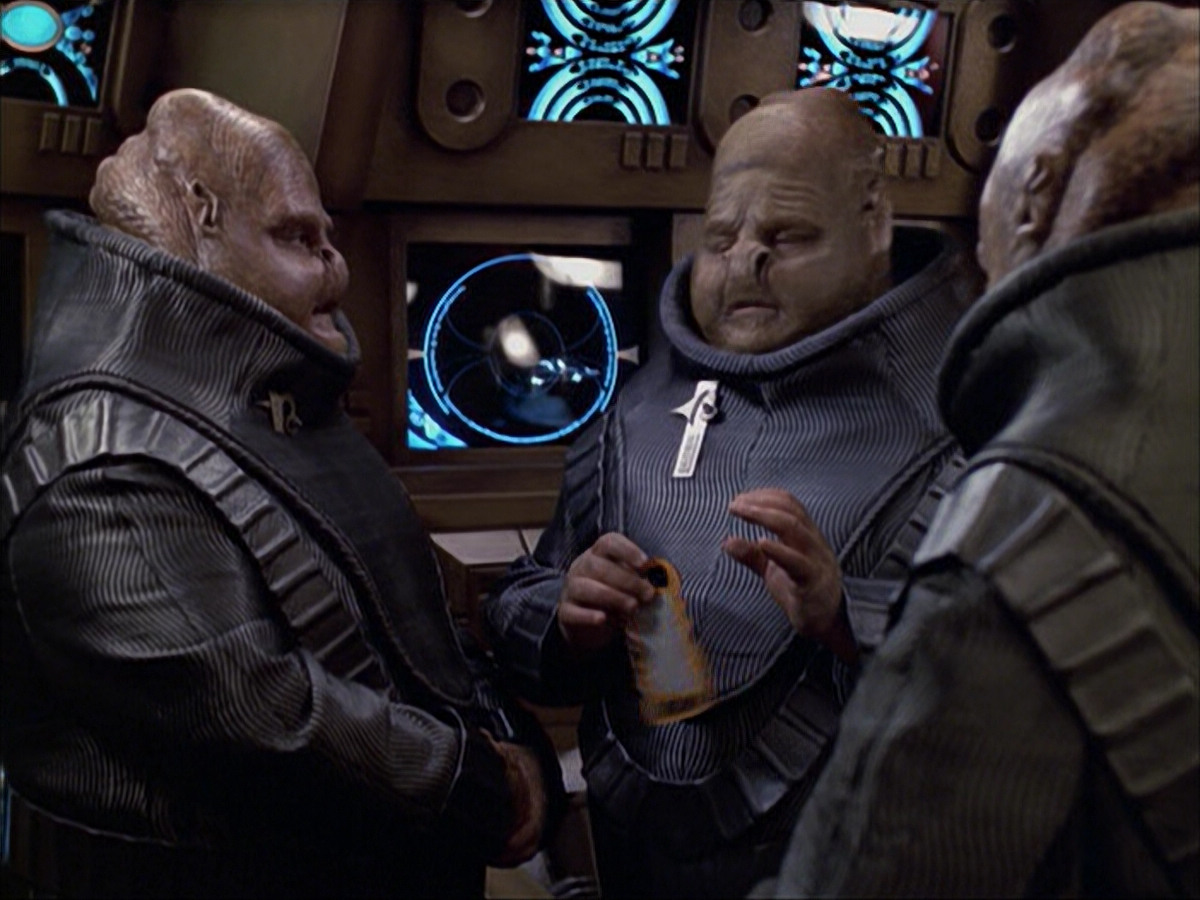 extant_StarTrek_VOY_6x04-TinkerTenorDoctorSpy_01665.jpg